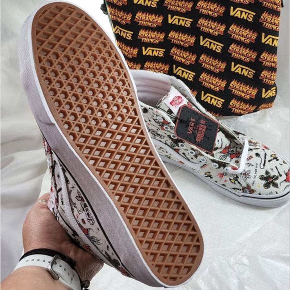 𝅺vans X Stranger Things Collection NWT & Dust Bag! - Picture 2 of 3